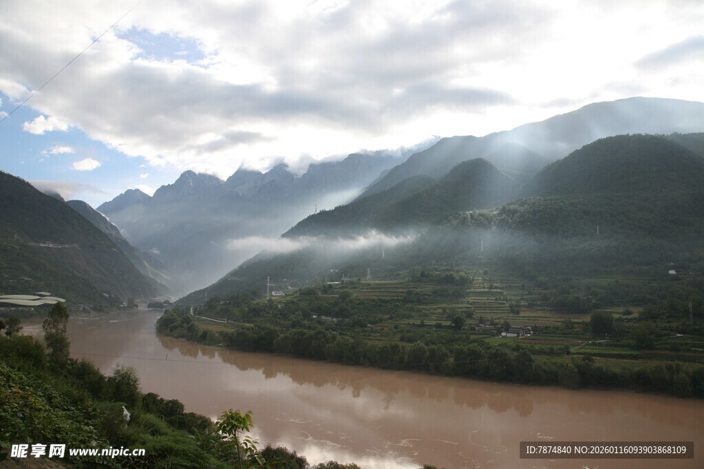 壮丽山河间的蜿蜒河流