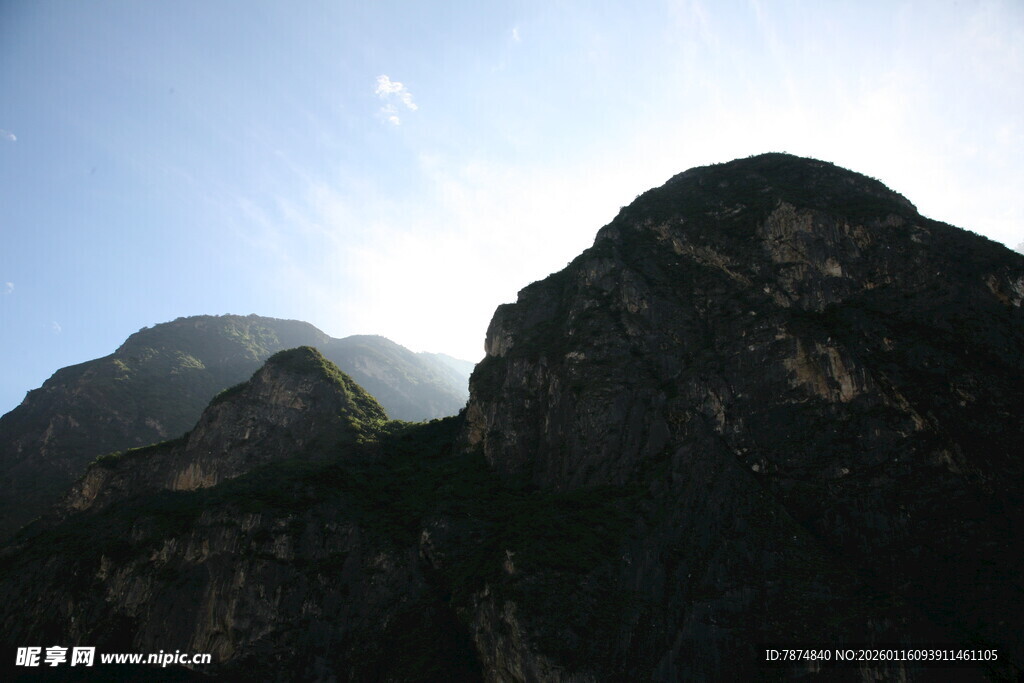 阳光照耀下的巍峨山峰