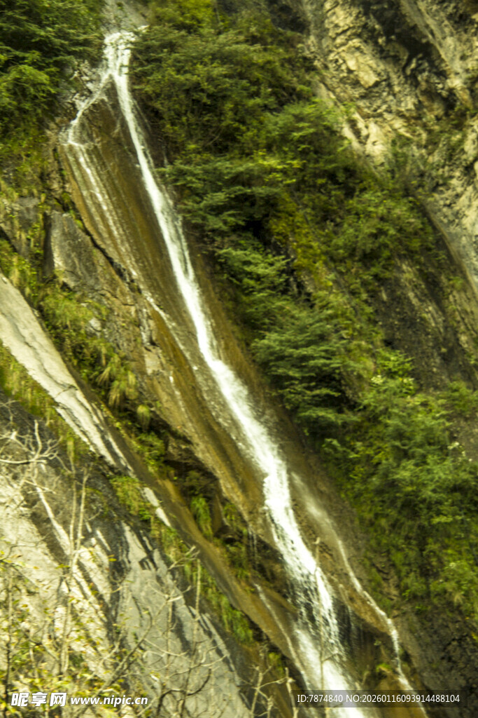 山间飞瀑 绿意环绕