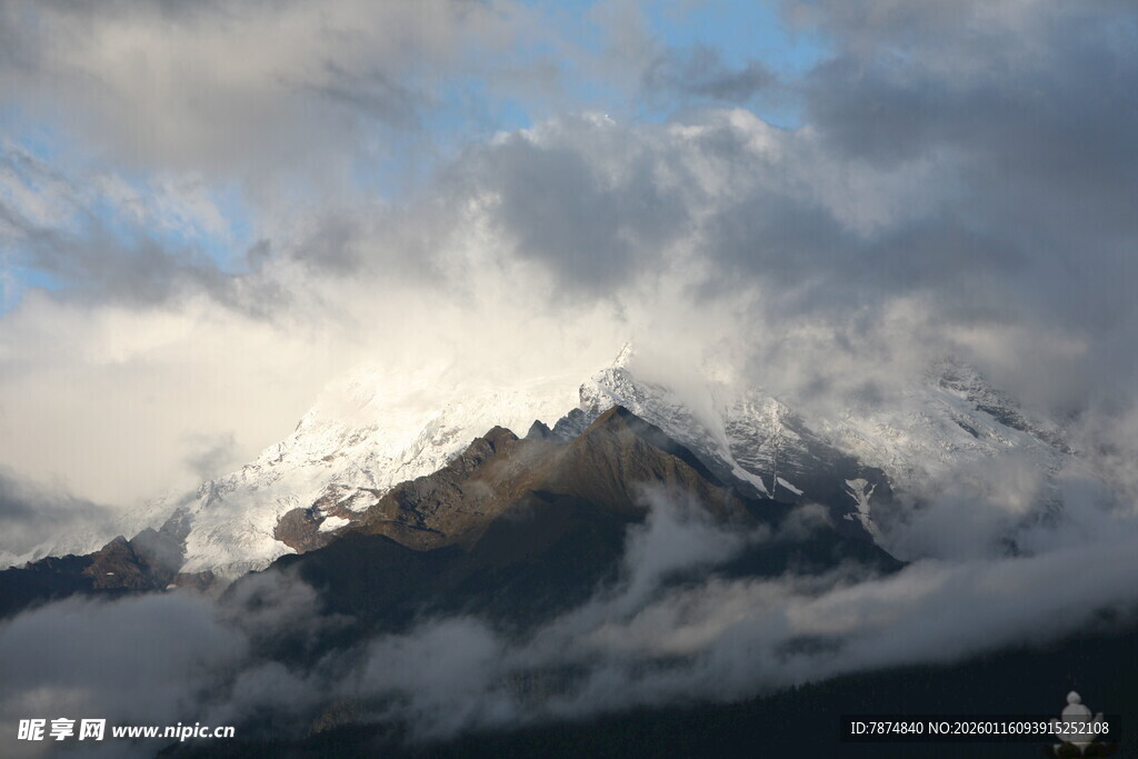 云雾缭绕中的巍峨雪山