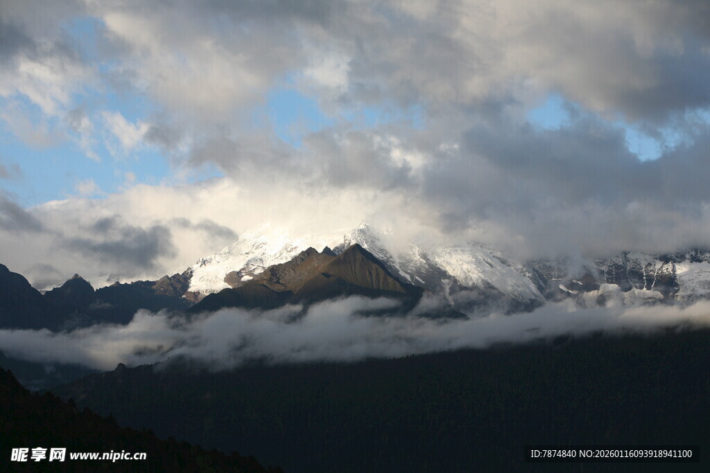 壮丽雪山云海景观