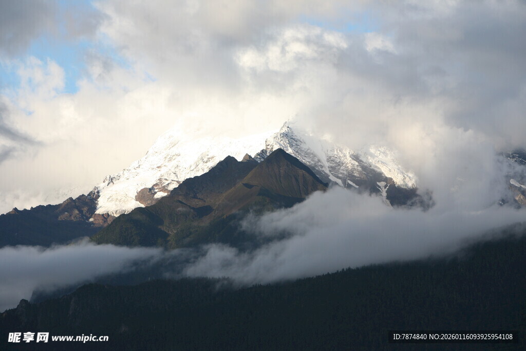 云雾缭绕的壮丽雪山