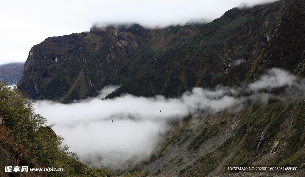 山间云海缭绕的壮美景色