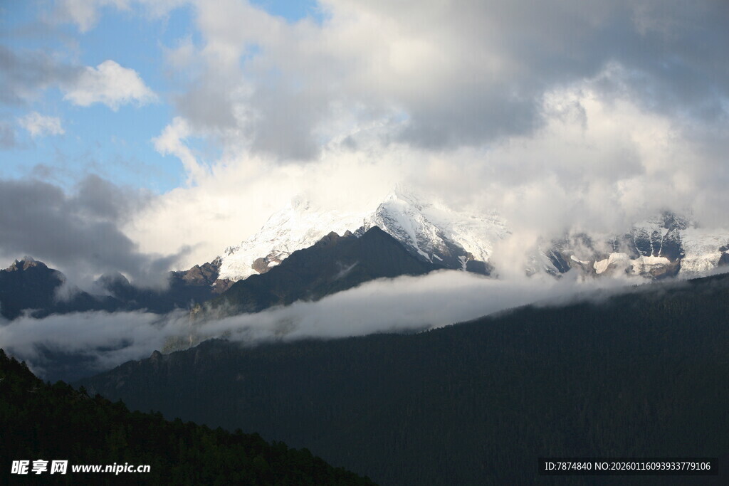 云雾缭绕的壮丽雪山景观