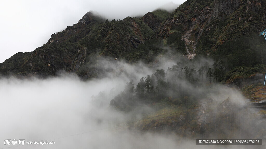 云雾缭绕的山峦美景