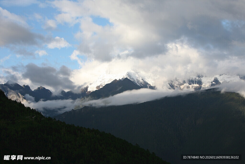 云雾缭绕的壮丽山峦景色