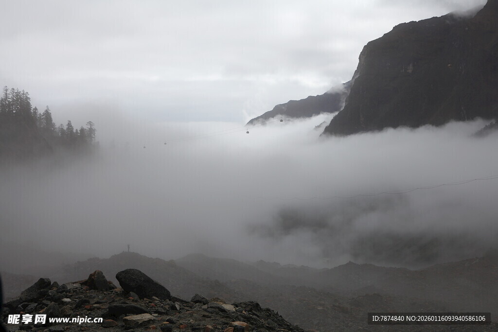 山间云雾缭绕的壮美景色
