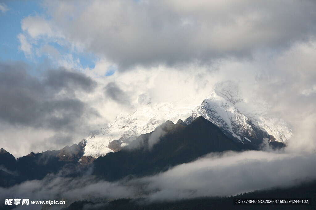 雪山云海壮丽自然景观