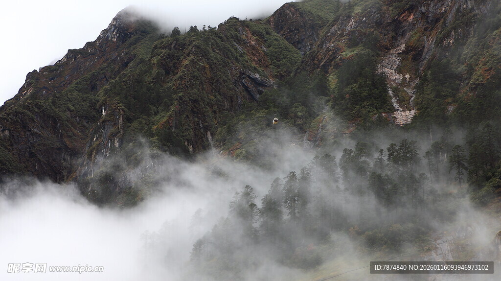 云雾缭绕的山峦美景