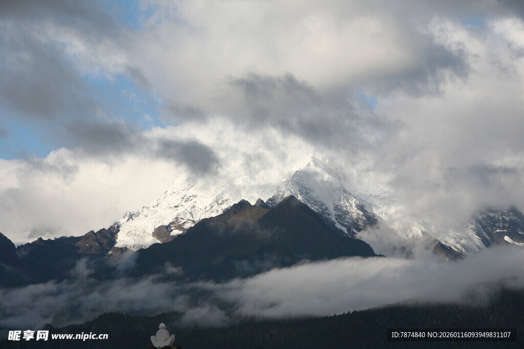 云雾缭绕的壮丽雪山