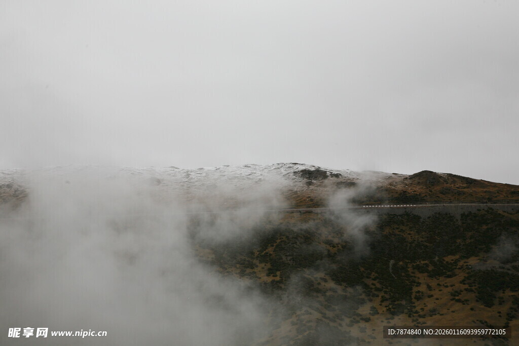 山间云雾缭绕的朦胧景致