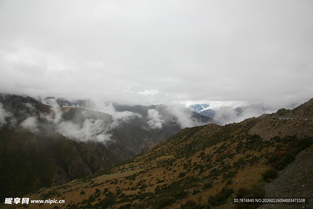 云雾缭绕的山间景色