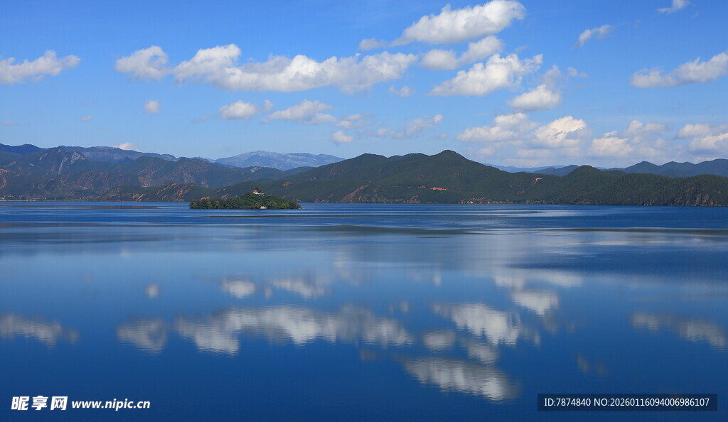 宁静湖面与蓝天白云倒影