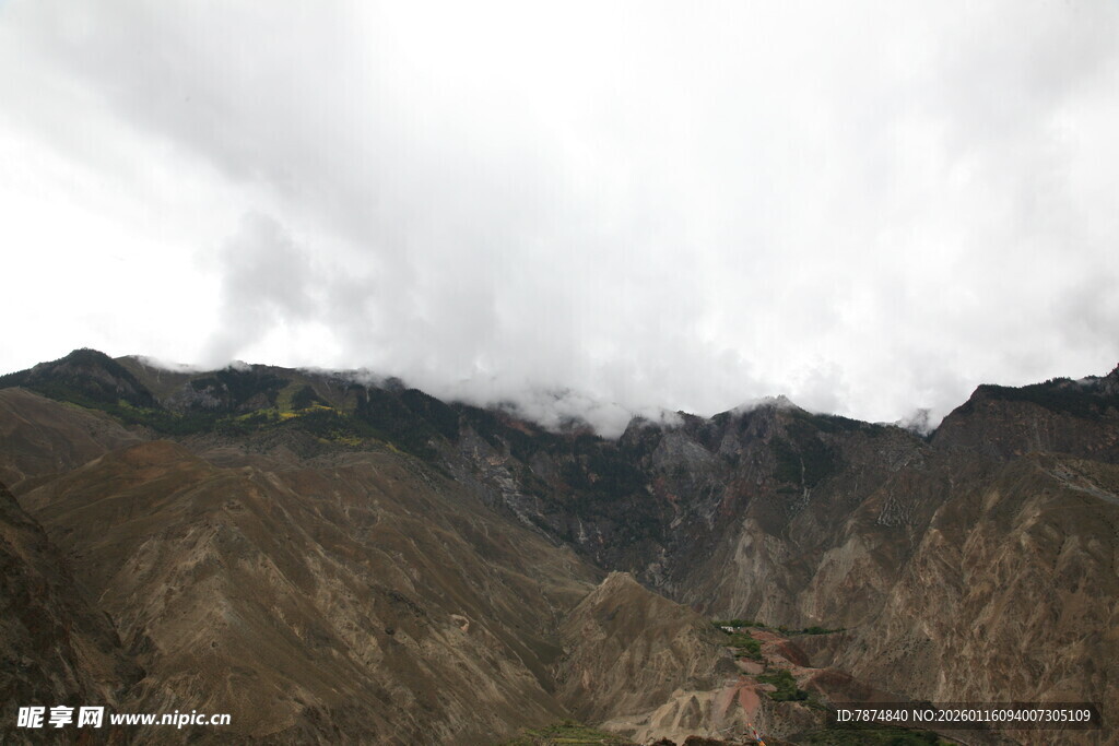 云雾缭绕的壮丽山峦