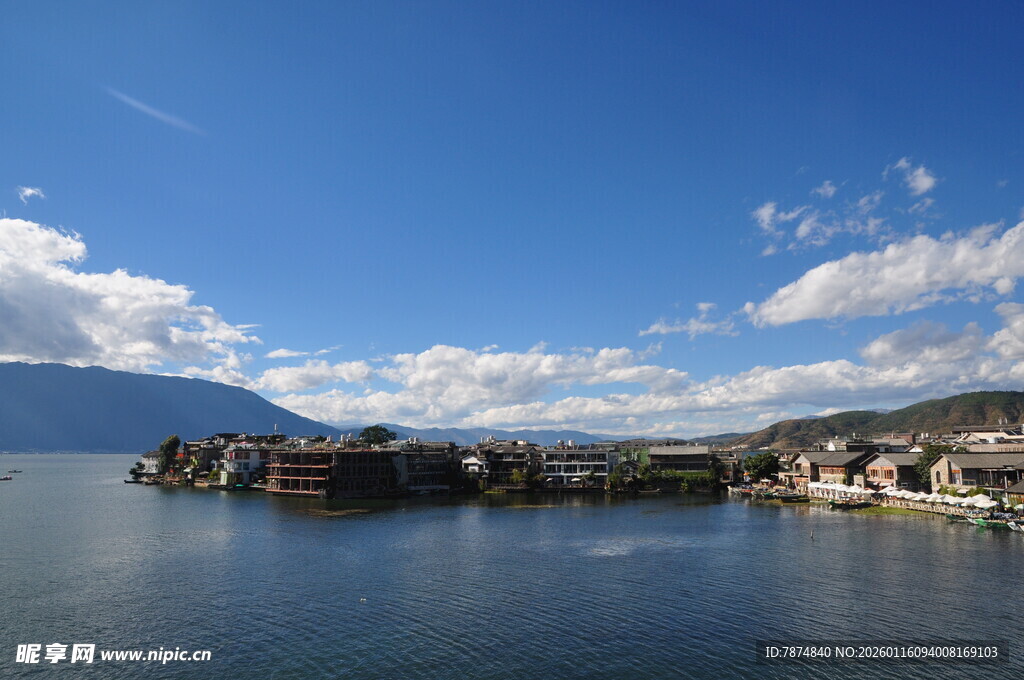 湖畔小镇 蓝天碧水美景