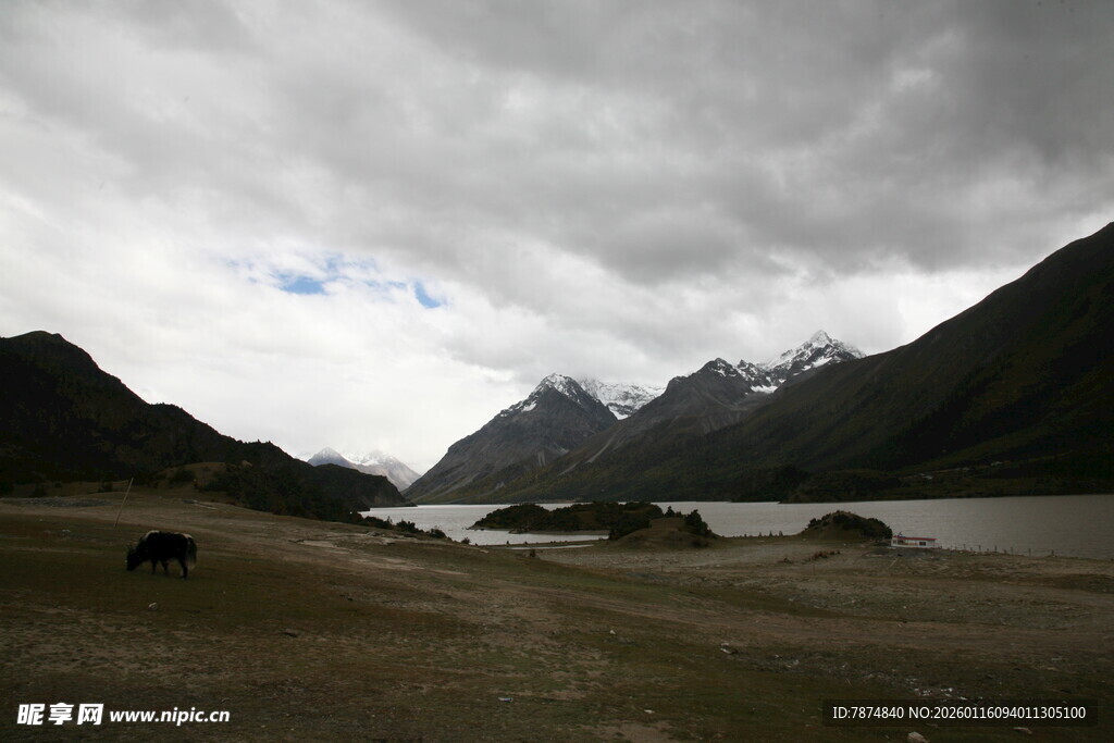 山间湖畔的阴云景致