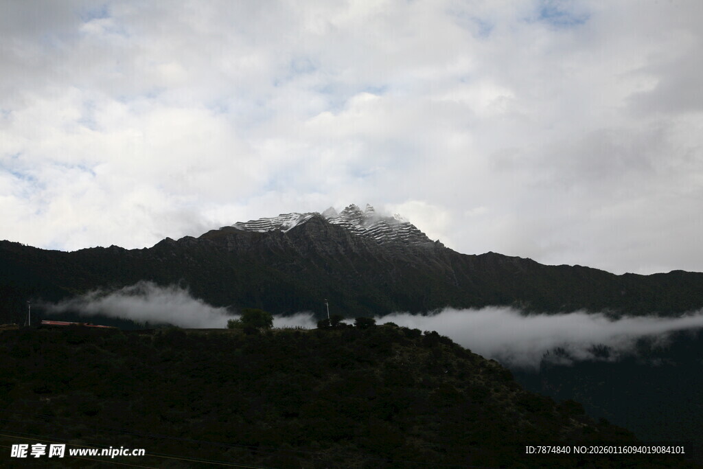 云雾缭绕的山峦美景