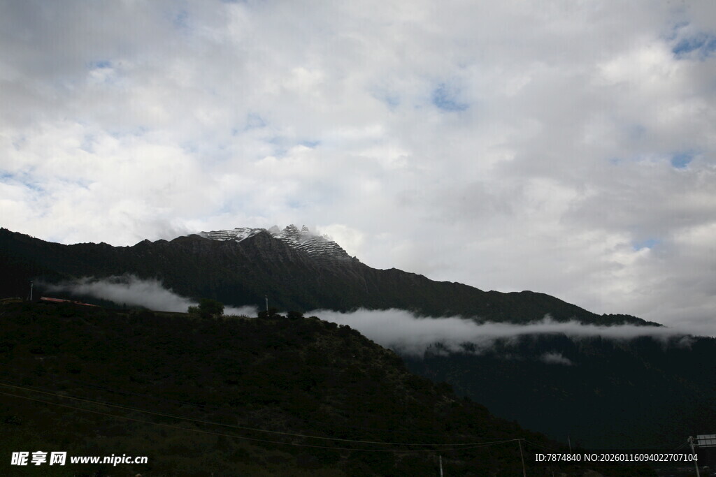 云雾缭绕的山峦美景