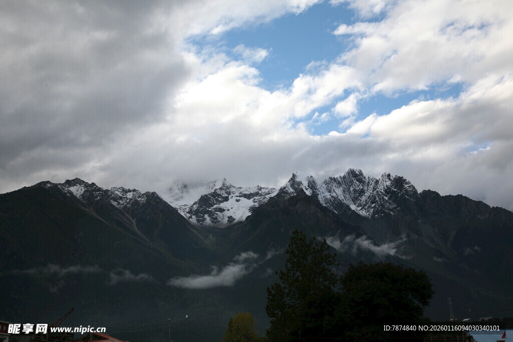 雪山云海壮丽自然景观