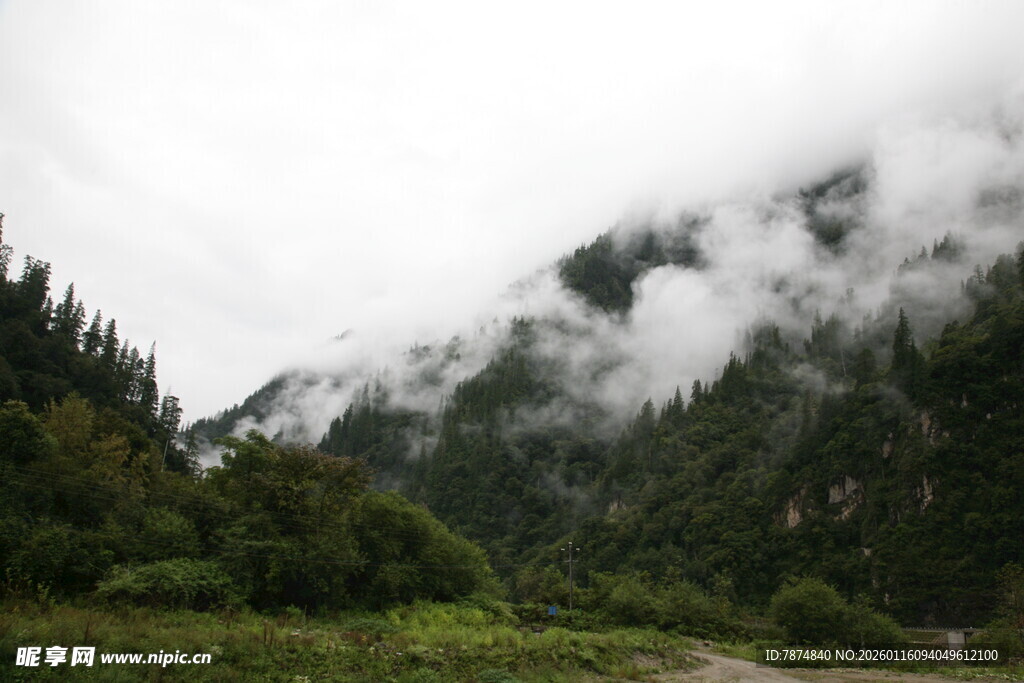 云雾缭绕的山间美景