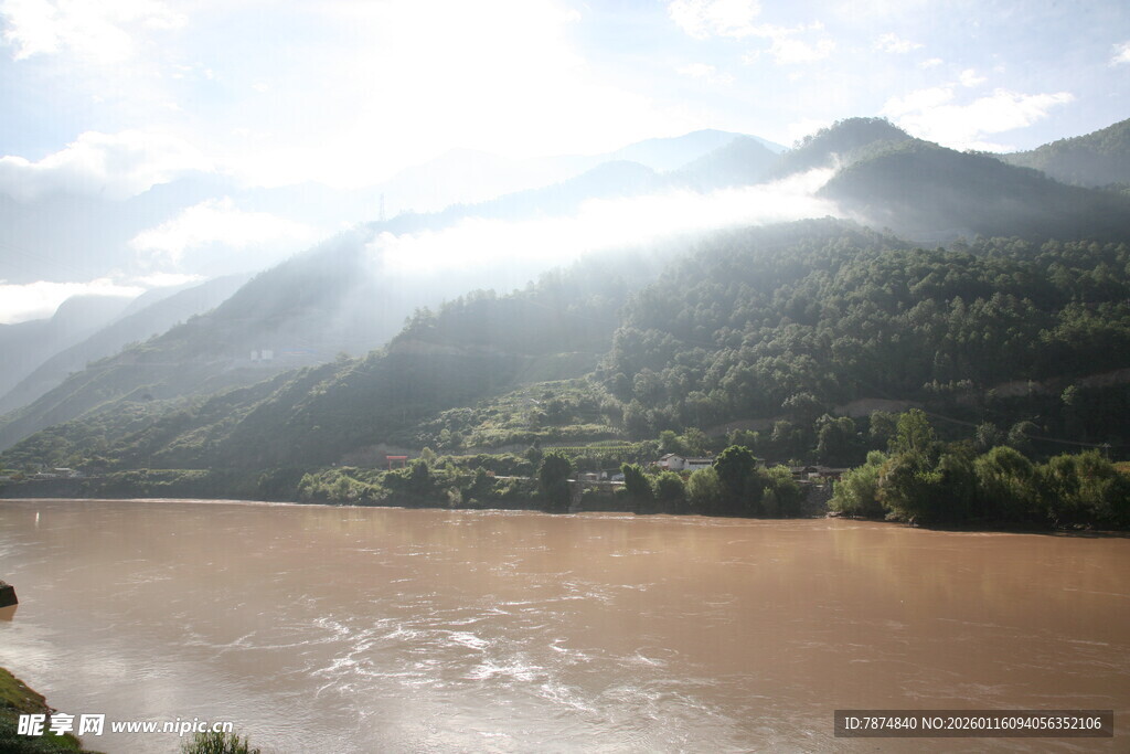 壮丽山河间的奔腾河流