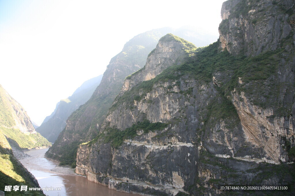 壮丽峡谷山水景观
