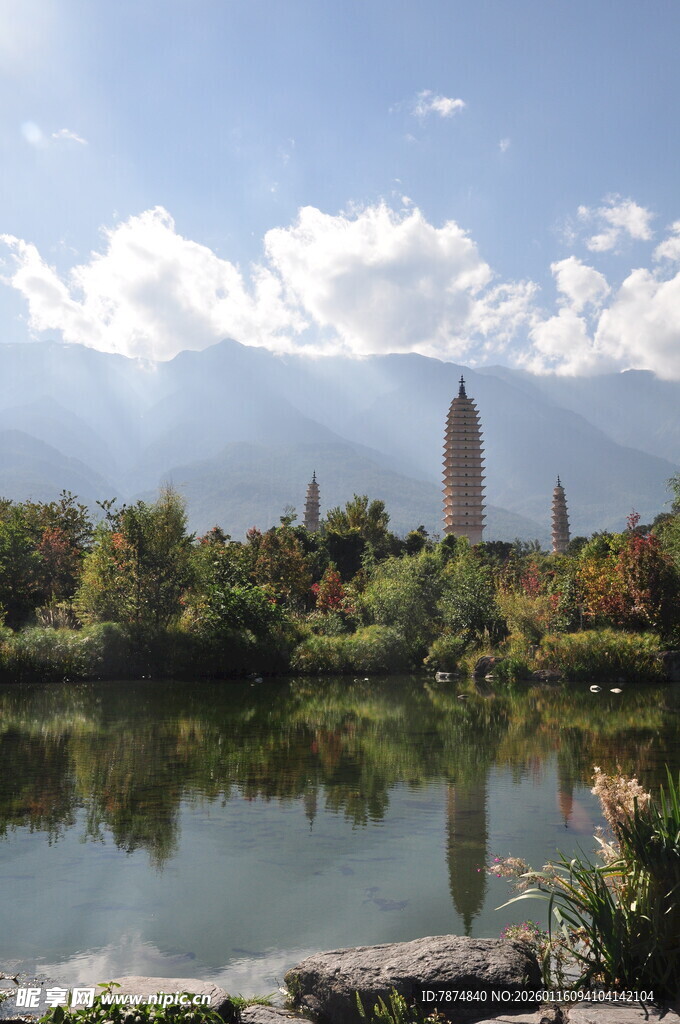 湖畔古塔与远山美景