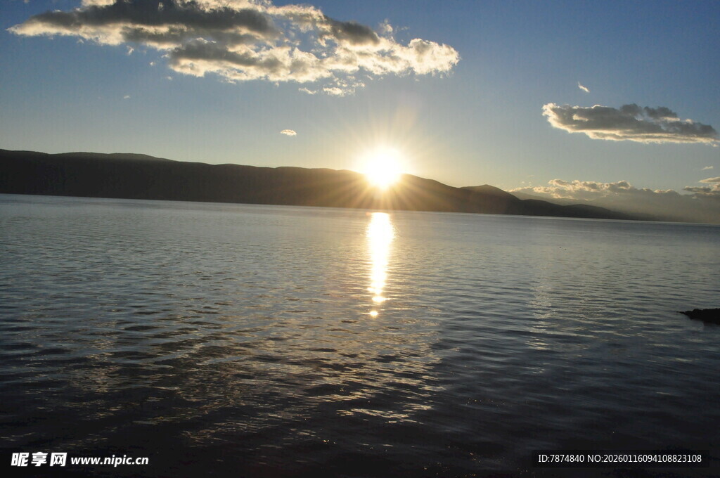 夕阳下的宁静湖面美景