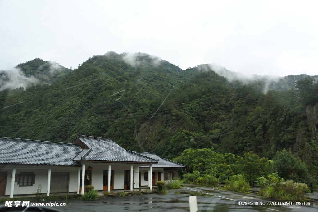 山间小屋隐于云雾之中