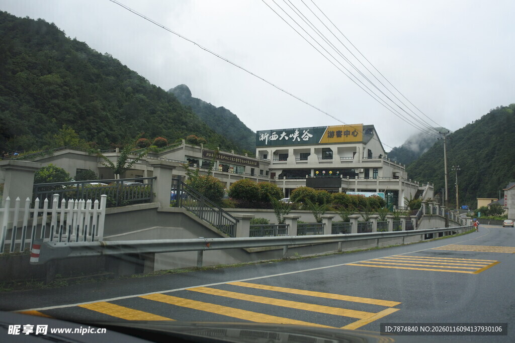 山间公路旁的建筑景观