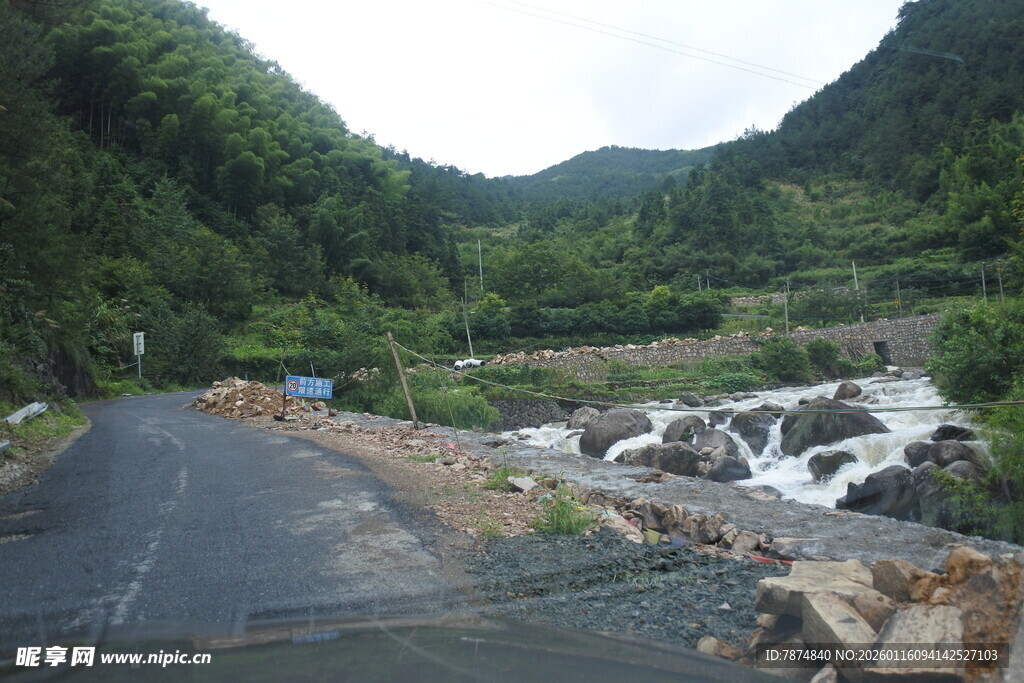 山间公路旁的潺潺溪流