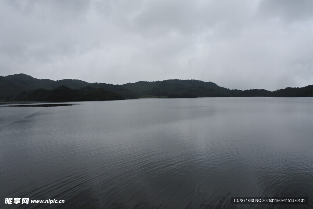 宁静湖面与远处山峦