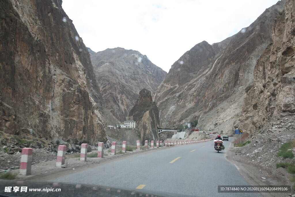 山间公路穿行于峡谷之中