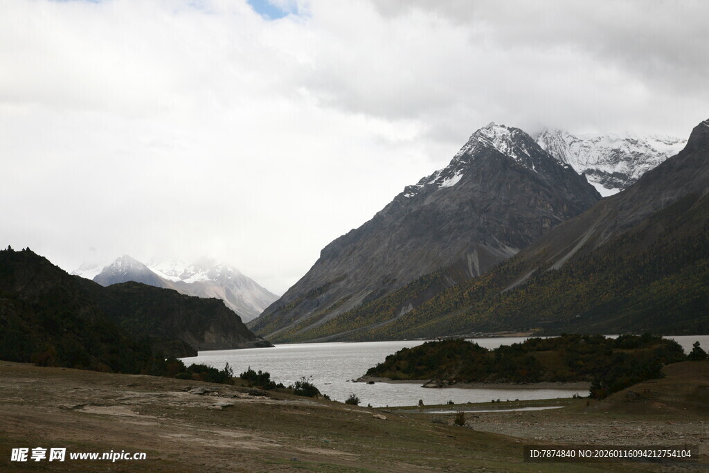 高山湖泊壮丽自然景观