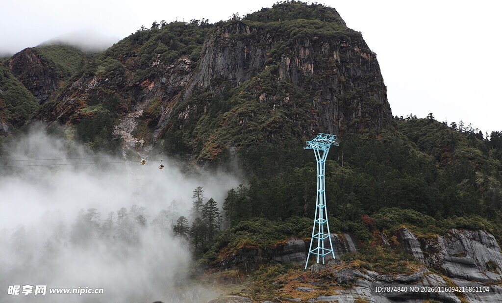 云雾缭绕中的山间观景台