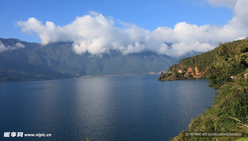 湖畔美景 蓝天白云青山绿水