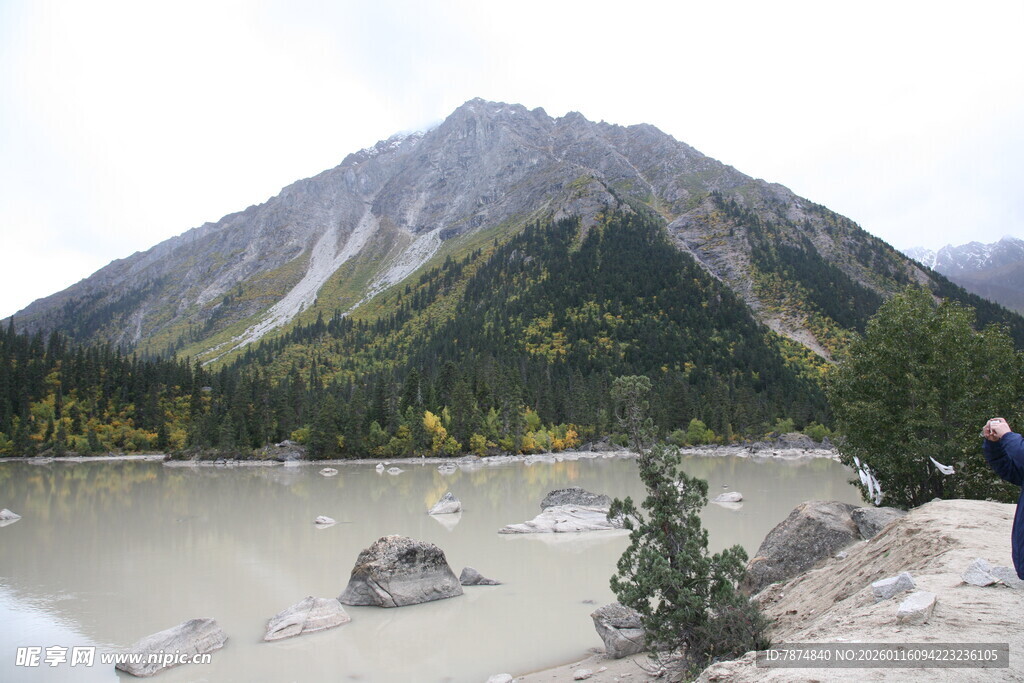 湖畔山景 一人赏自然风光