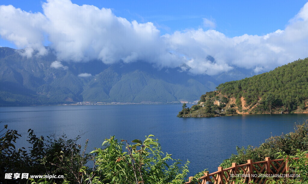 美丽湖畔风光