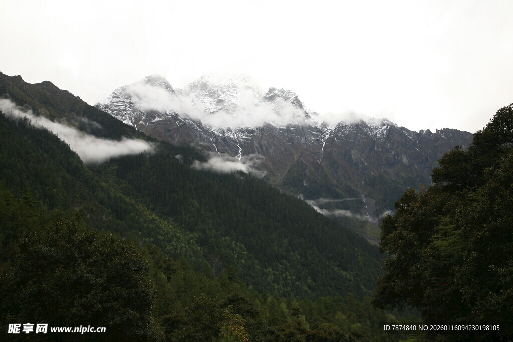 云雾缭绕的山间雪山美景