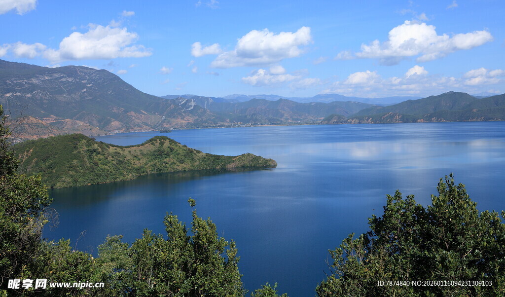 美丽湖景与周边青山绿树
