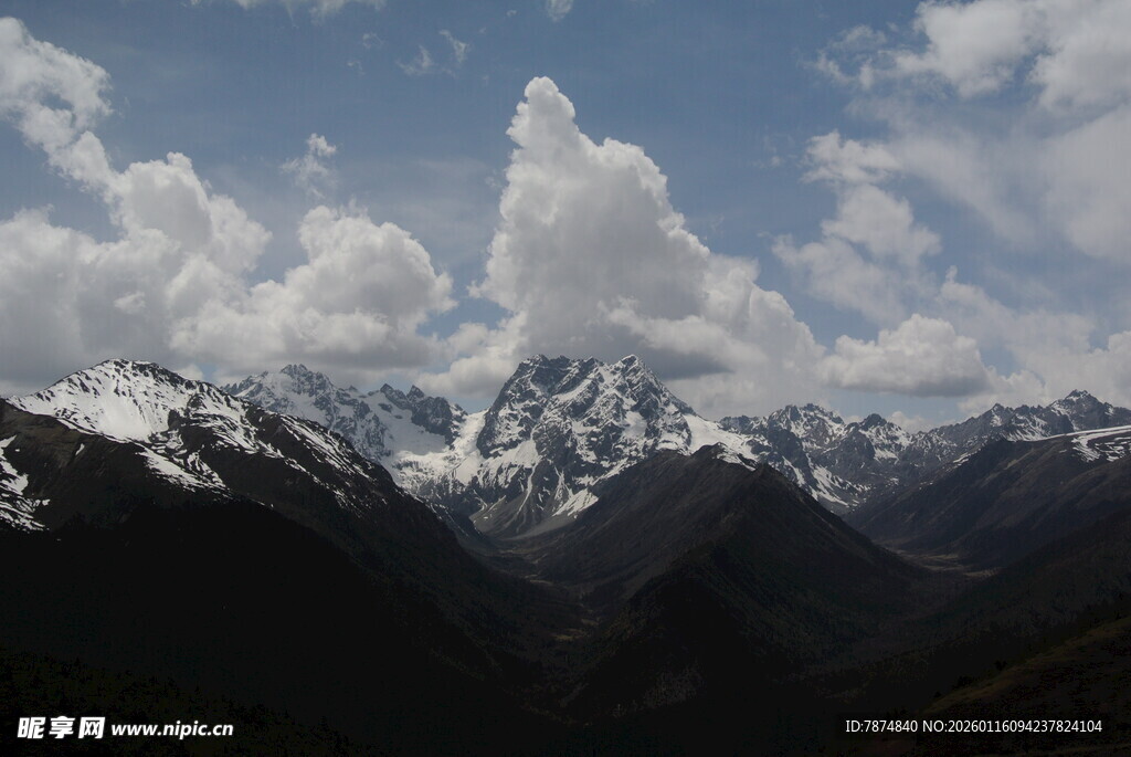 巍峨雪山与蓝天白云美景
