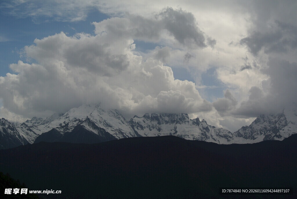 雪山云海壮丽景观