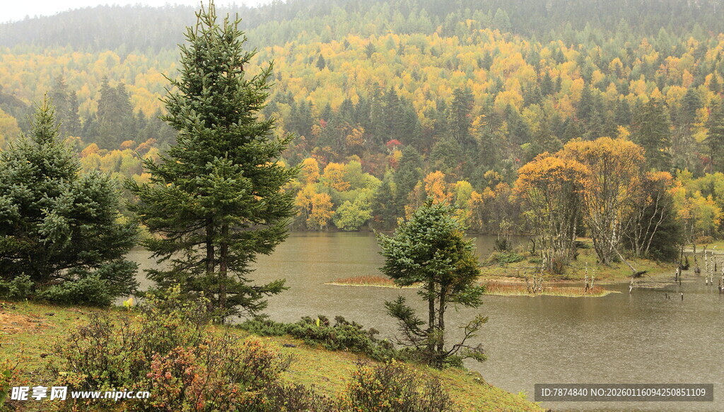 秋日湖畔山林美景