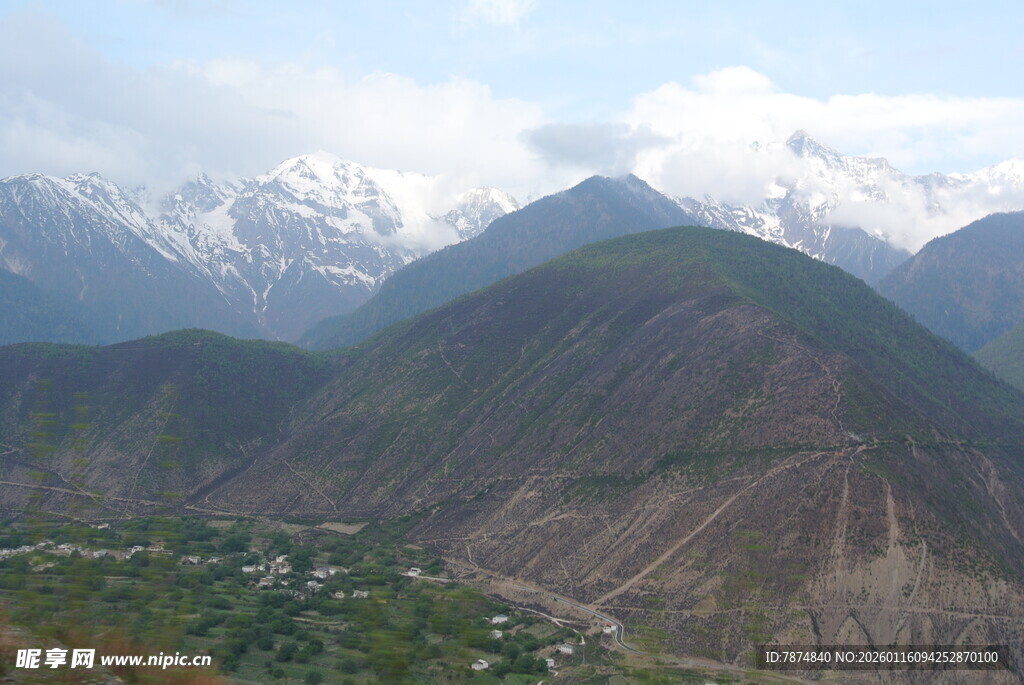 壮丽雪山下的连绵山峦