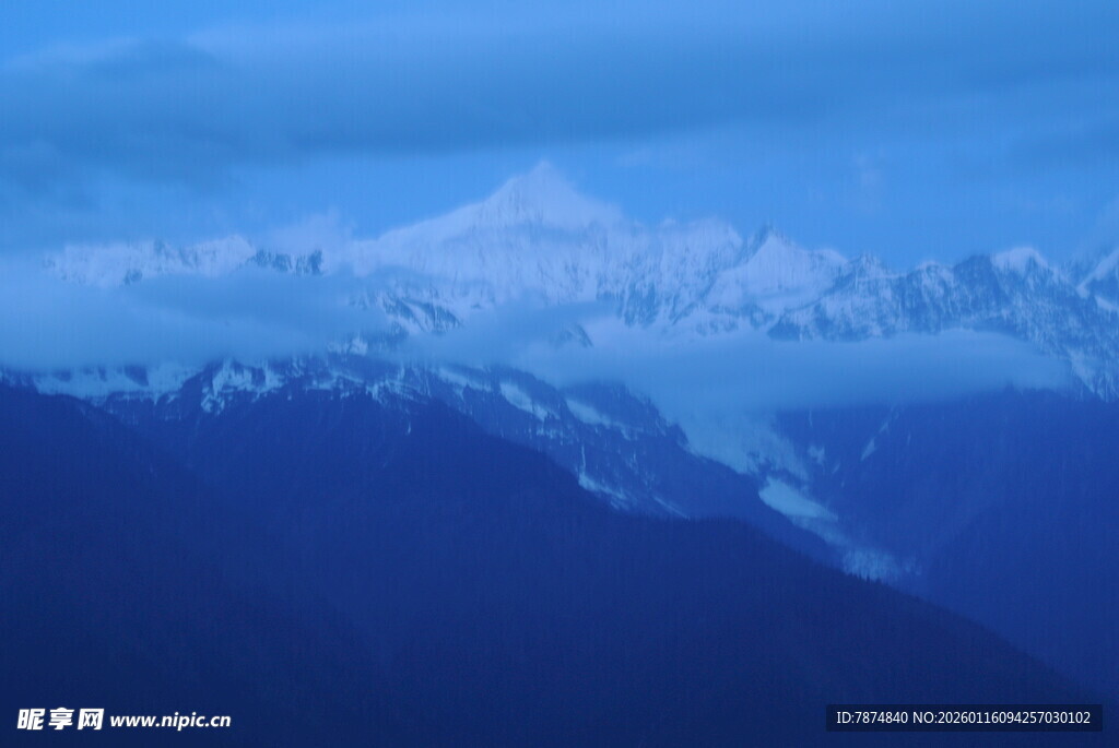 壮丽雪山河谷美景