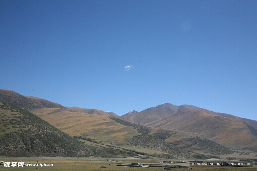 山间蓝天美景