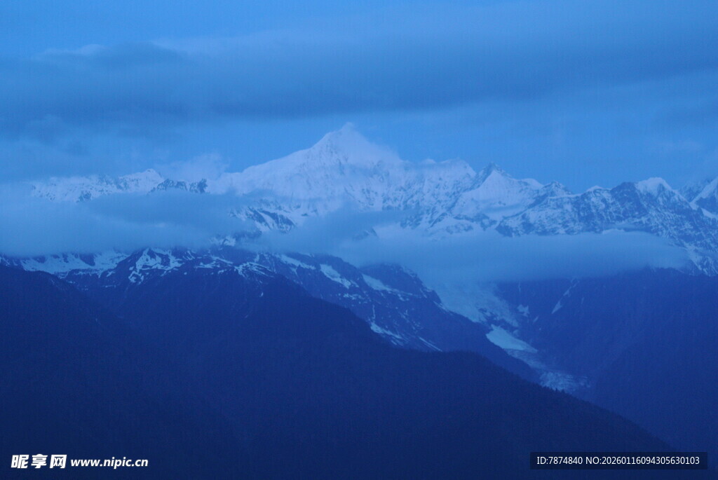 壮丽雪山云海景观