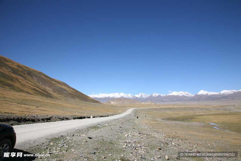 蜿蜒山间公路 开阔景致