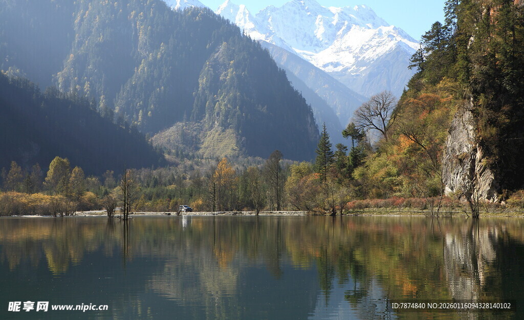 山水相依的静谧湖景