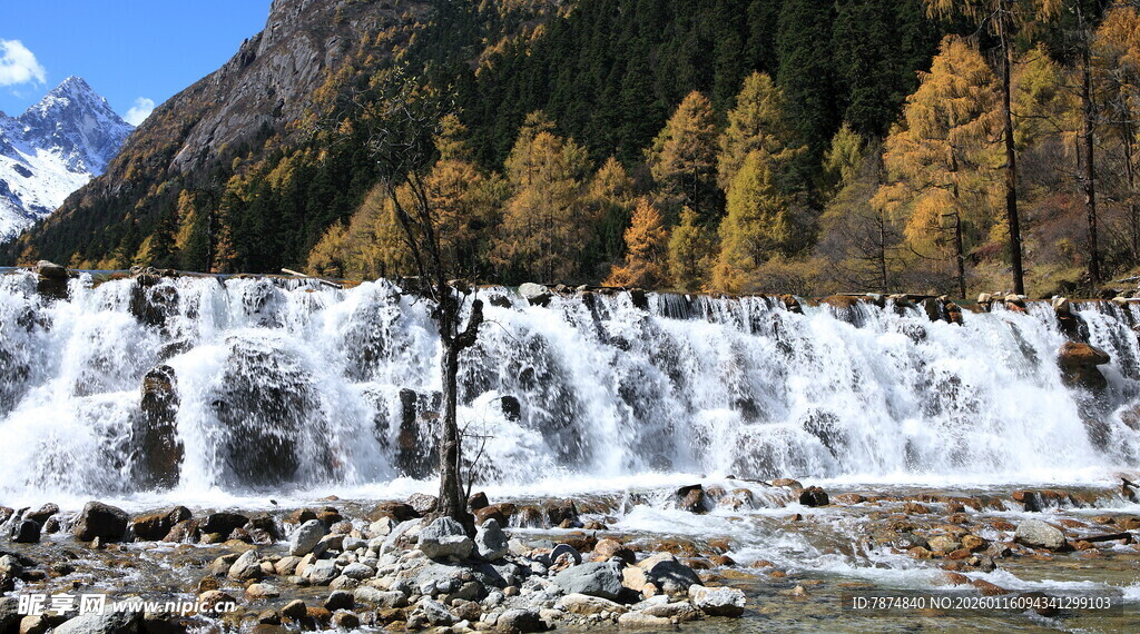 山间瀑布秋色美景